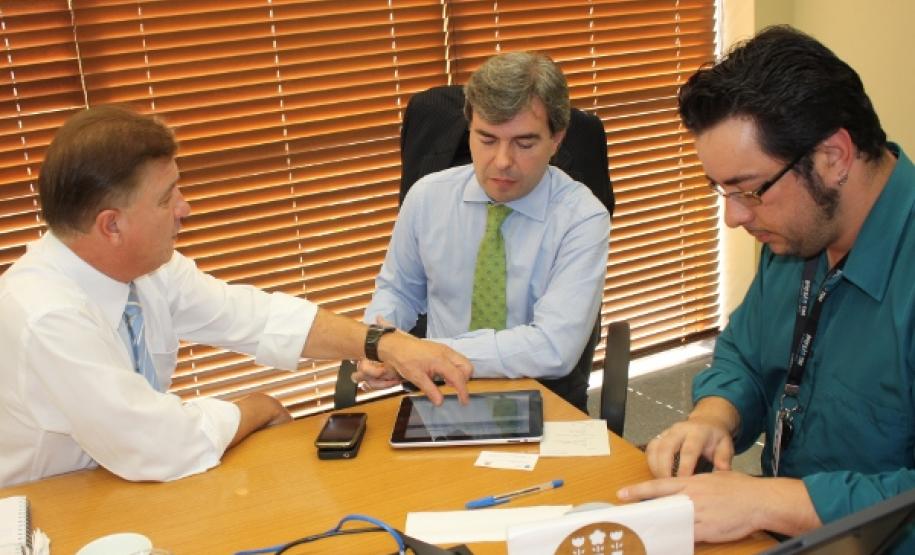 Boletins de ocorrência já podem ser registrados pela internet Secretário Cássio Taniguchi, governador em exercício Flávio Arns, secretário Reinaldo de Almeida César e Lucio Alberto Hansel assistem a apresentação da Delegacia Eletrônica