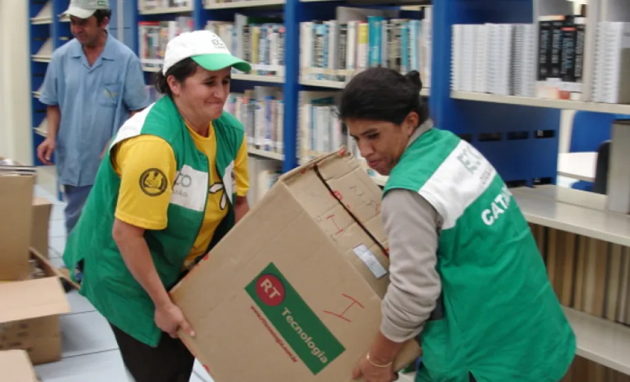 "Celepar é nossa amiga de fé”, diz presidente da Associação de Catadores de Reciclagem Simone Renata Lisboa e Sonia Alves ajudam a transportar os livros para o caminhão