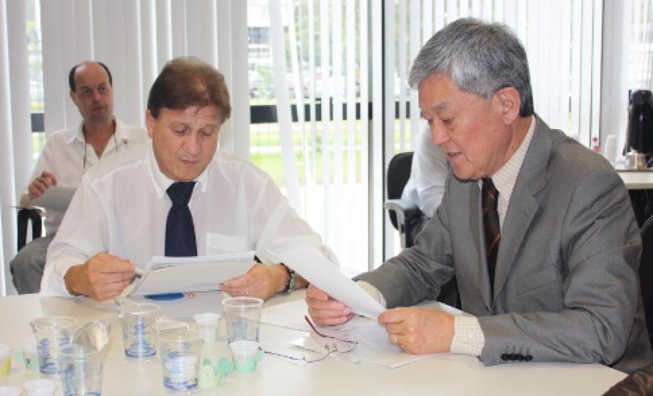 Reunião COSIT O presidente Jacson Carvalho Leite e o secretário Cassio Taniguchi analisam processos em trâmite no Cosit