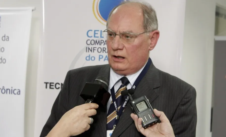 “A Delegacia Eletrônica veio para facilitar a vida do cidadão, ao mesmo tempo em que libera o policial para sua função especifica, a de investigação. É para isso que existe a tecnologia”. Lucio Alberto Hansel, diretor  administrativo-financeiro da Celepar, que representou o presidente Jacson Carvalho Leite"