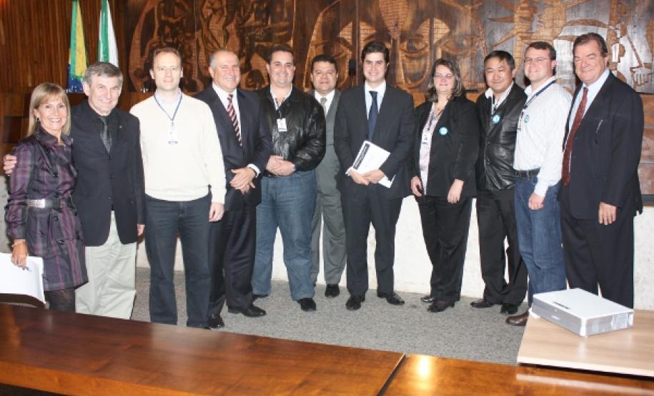 Na foto: a secretária executiva da Comissão de Orçamento da Assembleia, Ana Beatriz Prado; o deputado Élio Rusch; o coordenador da equipe desenvolvedora do projeto, Márcio Luiz Hein (DIDES-D2); o deputado Francisco Bührer; o analista de sistemas responsável pelo projeto, Alexandre Luiz Boruschenko Moro (DIDES-D2); os deputados, Pastor Edson Praczyk e César Silvestri Filho; a gerente de desenvolvimento de soluções da Celepar, Maria Tereza Rodrigues Pahl; o analista da Celepar, Gilson Nishimoto; o