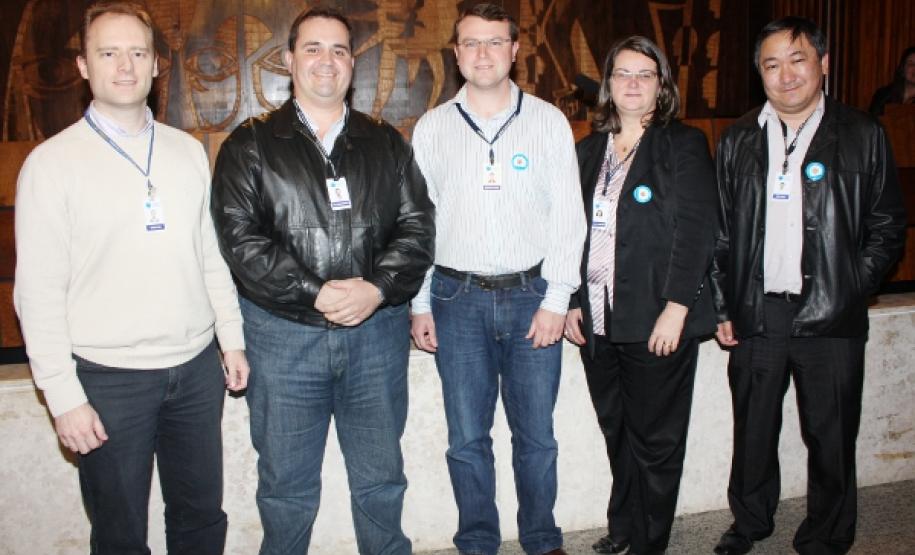 Na foto, o pessoal da DIDES-D2, Márcio Luiz Hein, Alexandre Luiz Boruschenko Moro,Cristiano Precoma (DIDES-E1), Maria Tereza Rodrigues Pahl e Gilson Nishimoto