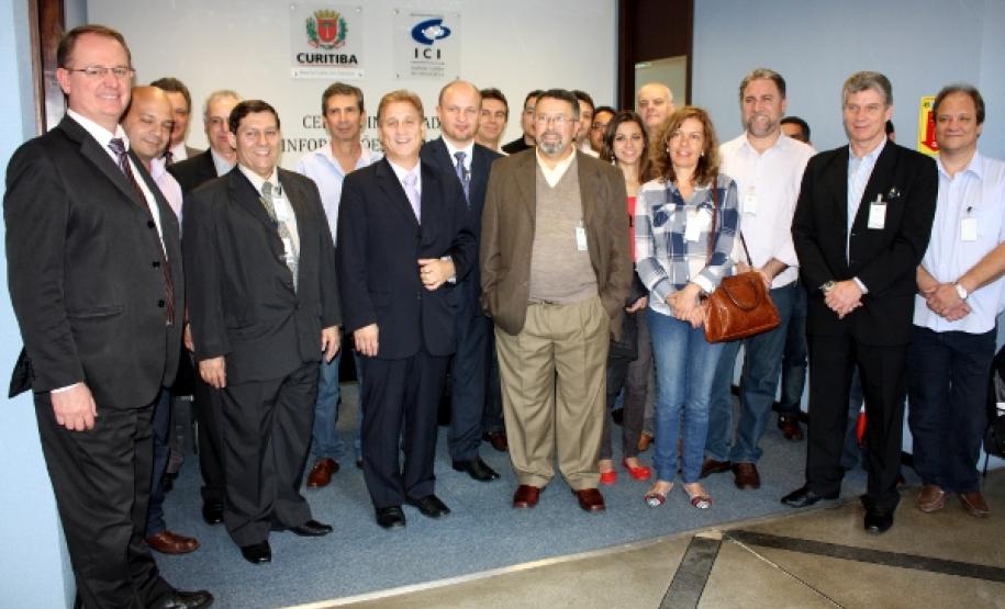 Na foto, os representantes da Celepar, das universidades estaduais, da Secretaria de Ciência, Tecnologia e Ensino Superior (SETI) e do ICI