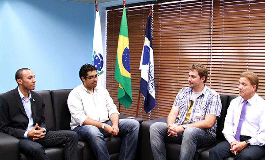 Portal para a juventude Edson Lau, Jeuliano Pedroso, Carlos Pijak e Jacson Carvalho Leite