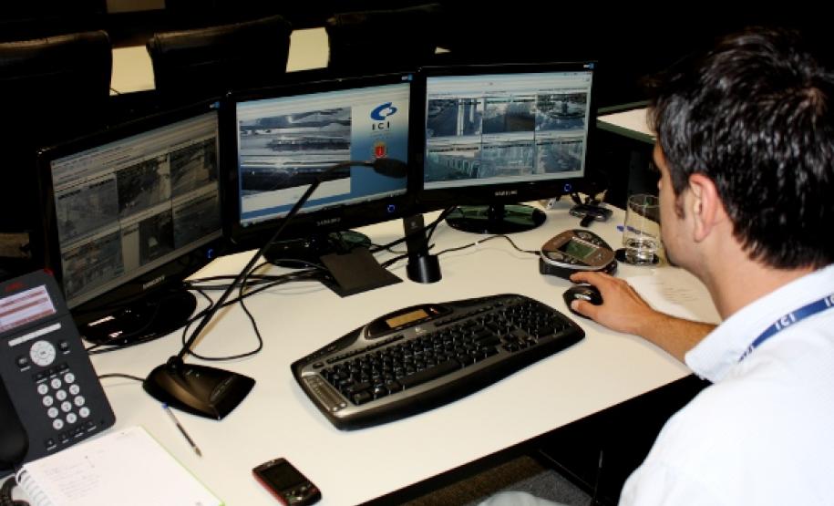 Técnico do ICI demonstra o funcionamento da solução na Sala de Situação