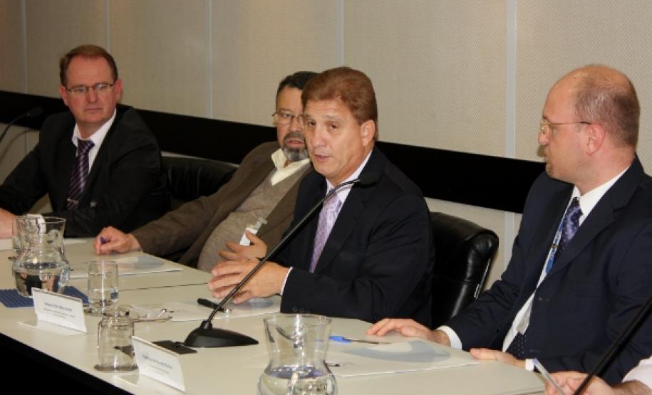 O presidente Jacson Carvalho Leite apresenta a Sala de Situação do ICI ao diretor geral da SETI, Sérgio de Jesus Vieira (esquerda), ao lado do gerente de desenvolvimento de soluções da Celepar, Elcio Jorge Marcowcz e do diretor técnico do ICI, Fabrício Zanini (direita)