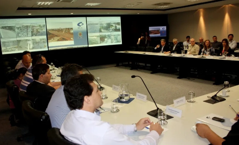 Solução implantada no ICI pelo presidente da Celepar é apresentada aos representantes das universidades estaduais Convidados reunidos na Sala de Situação do ICI