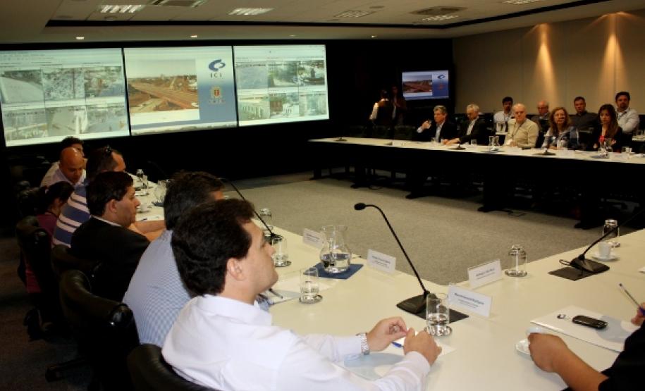Convidados reunidos na Sala de Situação do ICI