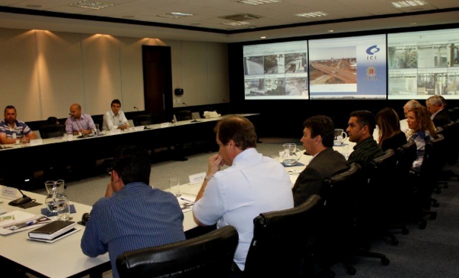 Representantes da SETI e das instituições estaduais de ensino superior reunidos na Sala de Situação do ICI