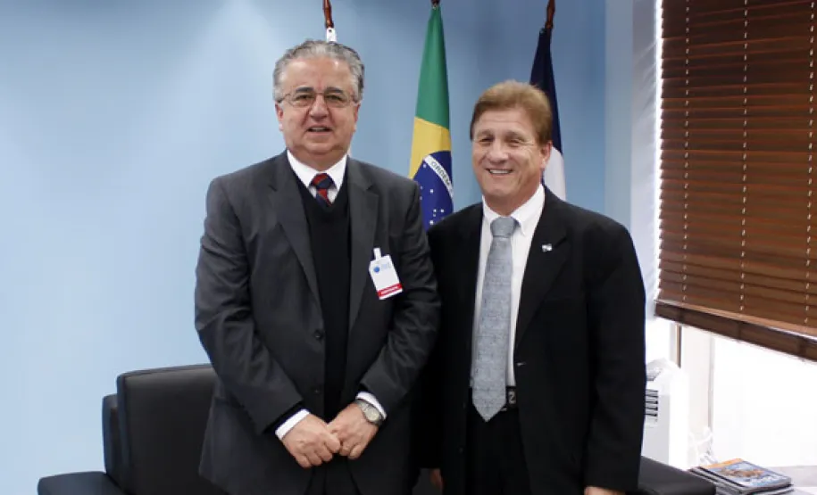 Sistema em desenvolvimento pela Celepar vai modernizar gestão dos processos de compras no Estado Secretário Jorge Sebastião de Bem e o presidente Jacson Carvalho Leite em reunião na Celepar