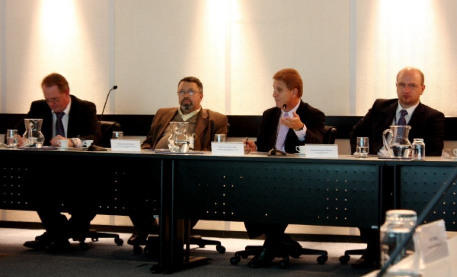 O presidente Jacson Carvalho Leite apresenta a Sala de Situação do ICI ao diretor geral da SETI, Sérgio de Jesus Vieira (esquerda), ao lado do gerente de desenvolvimento de soluções da Celepar, Elcio Jorge Marcowcz e do diretor técnico do ICI, Fabrício Zanini (direita)