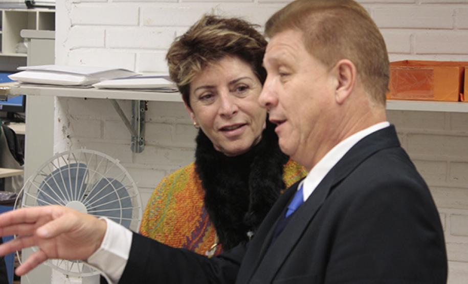 Imprensa Oficial do Rio Grande do Sul conhece soluções da Celepar em gestão pública O presidente da Celepar, Jacson Leite, e a diretora-Presidenta da Imprensa Oficial do Rio Grande do Sul, Vera Oliveira, em sua visita à companhia