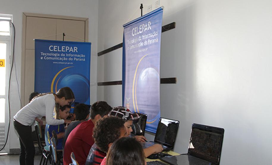 No estande da Celepar, os participantes da Ação Social tiveram acesso gratuito à internet e às redes sociais