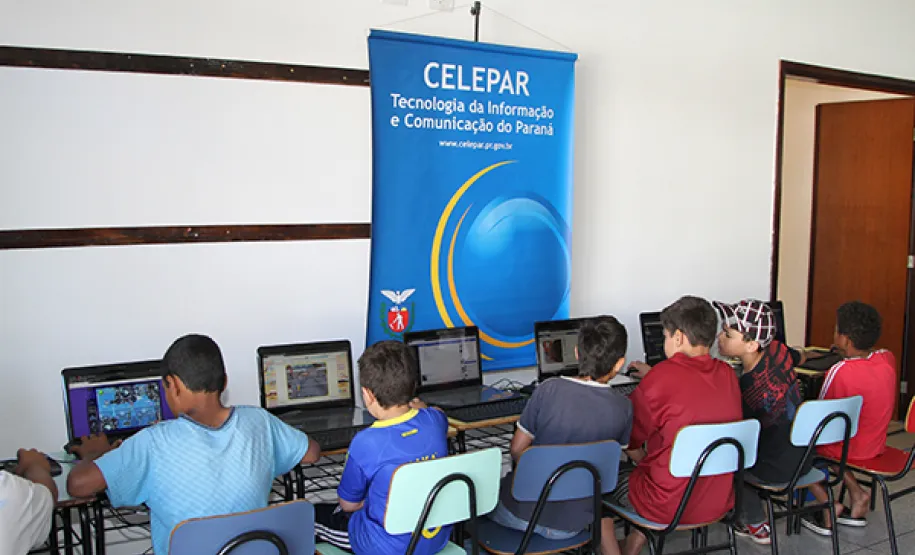 Celepar participou da ação social na UPS Desenvolvimento e Cidadania do Tatuquara No estande da Celepar, os participantes da Ação Social tiveram acesso gratuito à internet e às redes sociais
