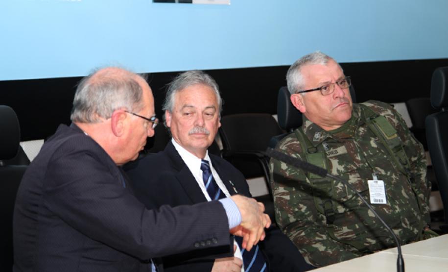 Militares responsáveis pela segurança da Copa do Mundo visitam a Celepar Lucio Alberto Hansel, general Fernando Soares e Silva e o secretário Mario Celso Cunha falam sobre os sistemas de segurança para a Copa do Mundo
