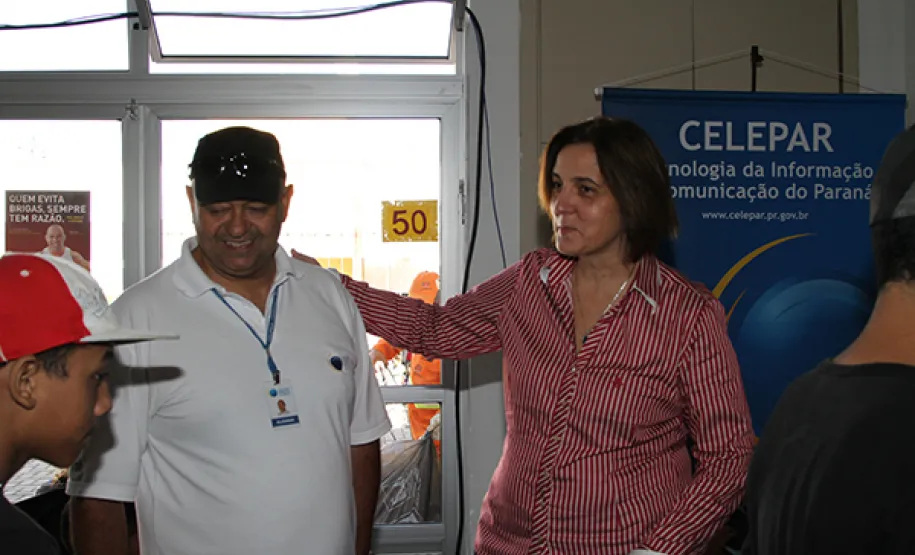 Celepar participou da ação social na UPS Desenvolvimento e Cidadania do Tatuquara A secretária da Justiça, Maria Tereza Uille Gomes visitou o estande da Celepar. Na foto, ao lado de Alzemar Venâncio