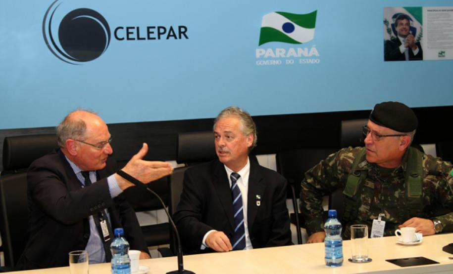 Militares responsáveis pela segurança da Copa do Mundo visitam a Celepar Lucio Alberto Hansel, general Fernando Soares e Silva e o secretário Mario Celso Cunha falam sobre os sistemas de segurança para a Copa do Mundo