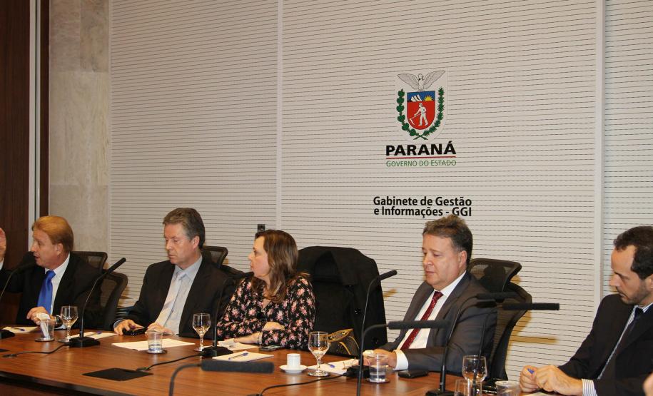 Militares responsáveis pela segurança da Copa do Mundo visitam a Celepar Lucio Alberto Hansel, general Fernando Soares e Silva e o secretário Mario Celso Cunha falam sobre os sistemas de segurança para a Copa do Mundo