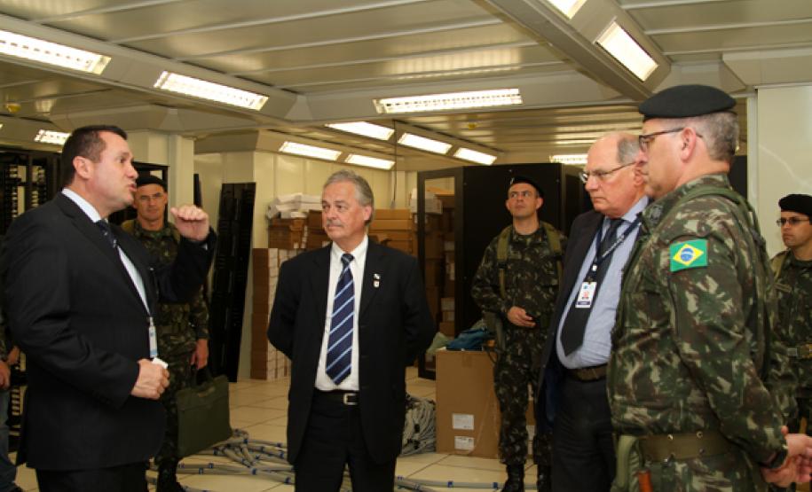 Militares responsáveis pela segurança da Copa do Mundo visitam a Celepar