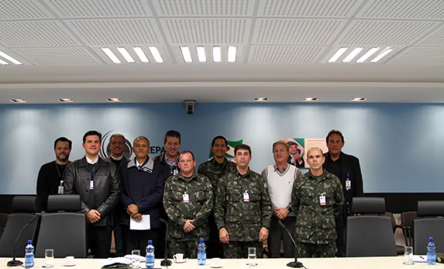 Exército Marinho Militares responsáveis pela segurança da Copa do Mundo em Curitiba participam de reunião de trabalho na Celepar