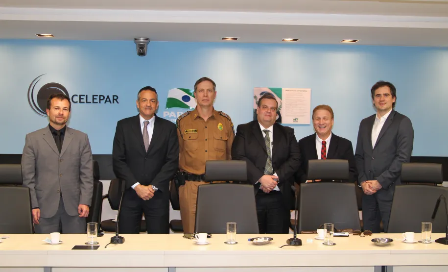 Soluções modernas de TI para a área de segurança pública no Estado do Paraná Delegado-geral da Polícia Civil, Riad Braga Farhat; secretário de Segurança Pública,Cid Vasques; comandante-geral da Polícia Militar, coronel Roberson Luiz Bondaruk;diretor da Polícia Científica, Leon Grupenmacher; presidente da Celepar, Jacson Carvalho Leite e o cooordenador do Funesp, Fabio Losso