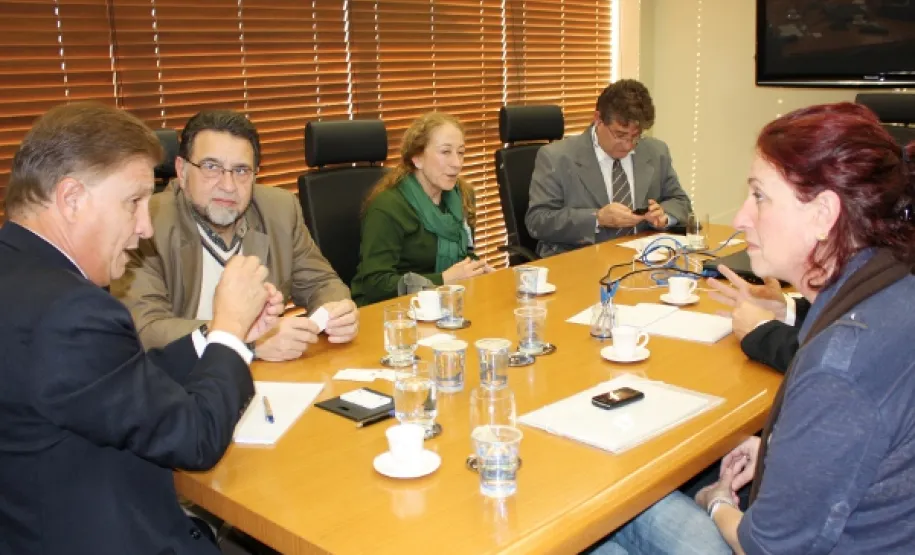 Jacson Carvalho Leite e Mônica Rischbieter avaliam a utilização de soluções de TI na modernização administrativa do Teatro Guaira