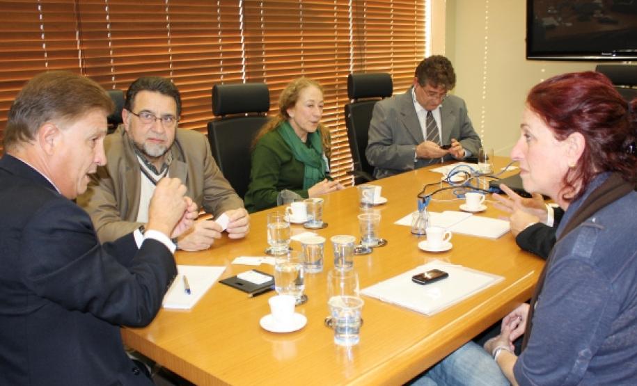 Jacson Carvalho Leite e Mônica Rischbieter avaliam a utilização de soluções de TI na modernização administrativa do Teatro Guaira