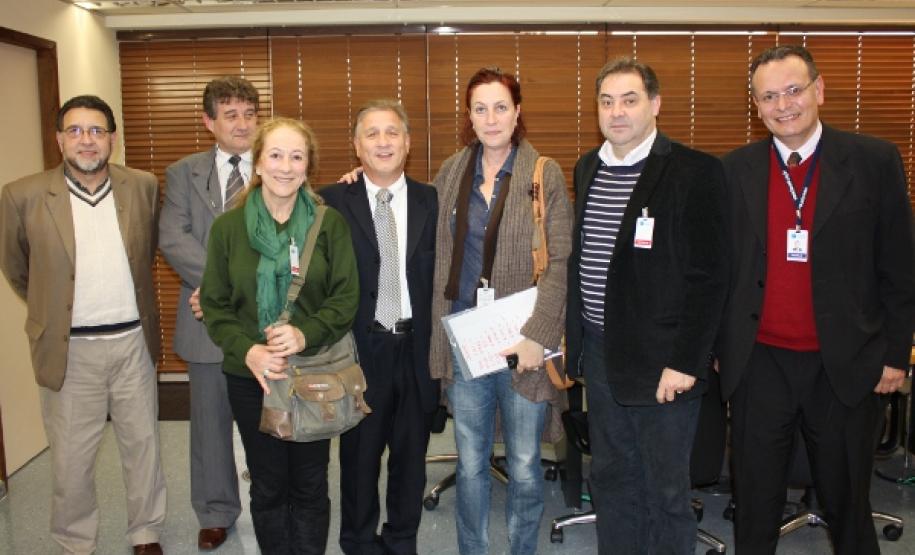 Neuri Barbieri, assessor jurídico do Teatro Guaira; José Juracy Macedo, Cleide Maria Perito do Bem, assessora do Teatro Guaira; Jacson Leite, Mônica Rischbieter, Ricardo Linhares, diretor administrativo e financeiro do Teatro Guaira e Danilo Scalet