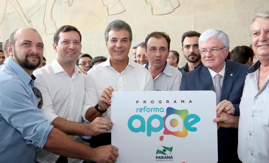 Governador Beto Richa durante lançamento do programa Escola Conectada, para ampliar o uso de recursos tecnológicos nos colégios da rede pública estadual, e assinatura de convênios com Apaes para destinar recursos para melhoria na infraestrutura das instituições.Curitiba, 28/02/2018.Foto: Jaelson Lucas/ANPr