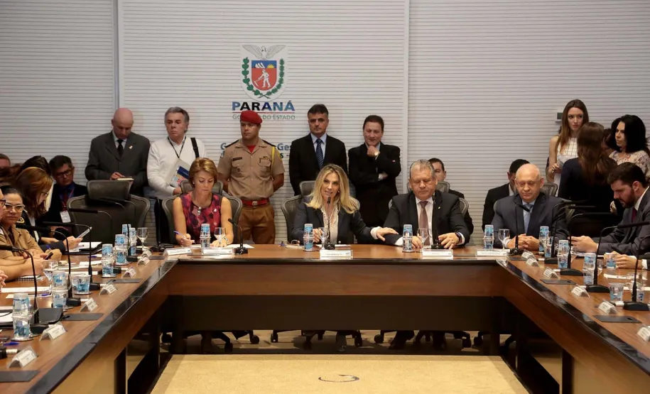 Governo adota novas medidas para simplificar atendimento ao cidadão A governadora Cida Borghetti assinou nesta segunda-feira (23), durante a reunião do secretariado, no Palácio Iguaçu, um decreto que padroniza os procedimentos de atendimento e deixa de exigir dos usuários informações que já estão na base de dados do Estado. A ideia é diminuir a burocracia e facilitar o atendimento dos órgãos públicos estaduais aos cidadãos.
