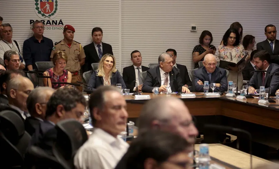 Governo adota novas medidas para simplificar atendimento ao cidadão A governadora Cida Borghetti assinou nesta segunda-feira (23), durante a reunião do secretariado, no Palácio Iguaçu, um decreto que padroniza os procedimentos de atendimento e deixa de exigir dos usuários informações que já estão na base de dados do Estado. A ideia é diminuir a burocracia e facilitar o atendimento dos órgãos públicos estaduais aos cidadãos.