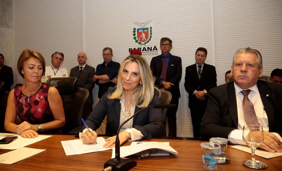 Governo adota novas medidas para simplificar atendimento ao cidadão A governadora Cida Borghetti assinou nesta segunda-feira (23), durante a reunião do secretariado, no Palácio Iguaçu, um decreto que padroniza os procedimentos de atendimento e deixa de exigir dos usuários informações que já estão na base de dados do Estado. A ideia é diminuir a burocracia e facilitar o atendimento dos órgãos públicos estaduais aos cidadãos.