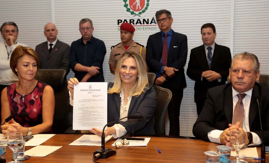 Governo adota novas medidas para simplificar atendimento ao cidadão A governadora Cida Borghetti assinou nesta segunda-feira (23), durante a reunião do secretariado, no Palácio Iguaçu, um decreto que padroniza os procedimentos de atendimento e deixa de exigir dos usuários informações que já estão na base de dados do Estado. A ideia é diminuir a burocracia e facilitar o atendimento dos órgãos públicos estaduais aos cidadãos.