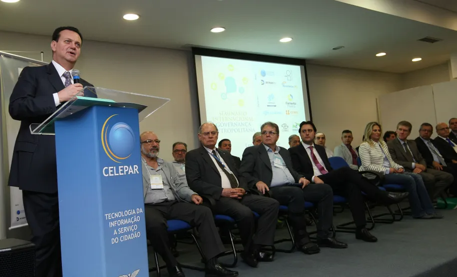Encontro internacional discute soluções para as regiões metropolitanas na Celepar Ministro das cidades Gilberto Kassab durante abertura do Seminário Internacional de Governança Metropolitana COMEC no Auditório da Celepar, com a presença do ministro das Cidades, Gilberto Kassab. - Curitiba/Pr - 19.10.15 - Foto Jonas Oliveira/AEMPr