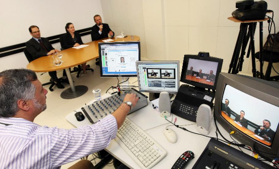 O Secretário Especial para Assuntos Estratégicos, Edson Casagrande, a analista Beatriz Lanza e José Luiz Cesar Cotrino durante web conferência sobre como formular um currículo