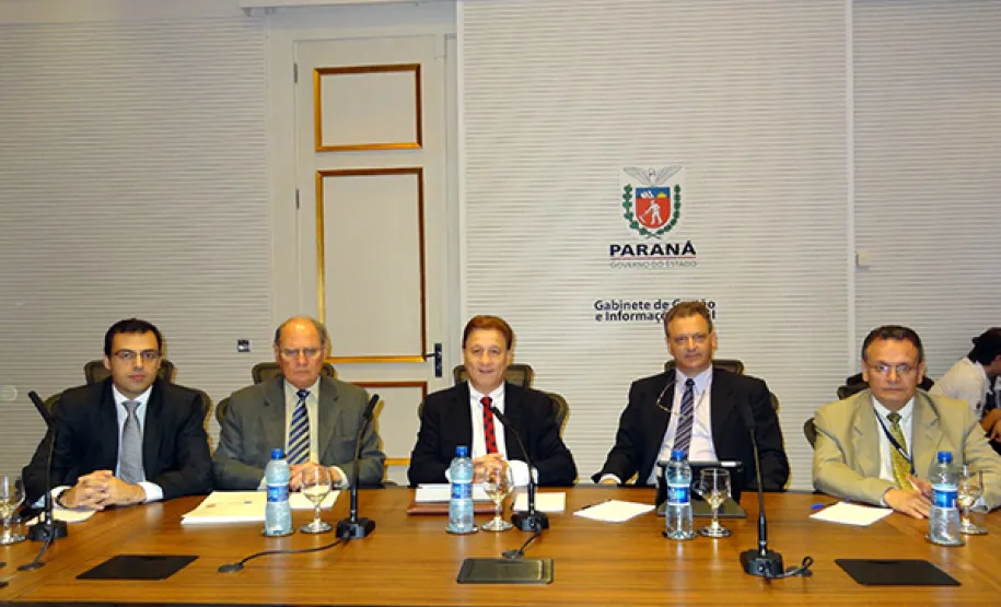 Os diretores da Celepar, Rafael Moura de Oliveira, Lucio Alberto Hansel, Jacson Carvalho Leite, Luiz Fernando Ballin Ortolani e Danilo Scalet, na reunião no GGI