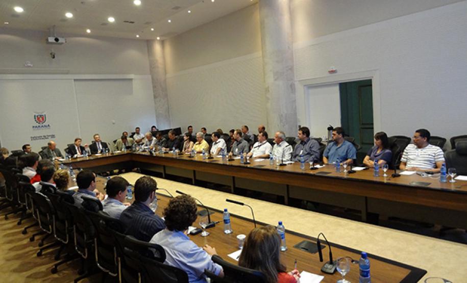 Com 900 aplicativos em uso, Celepar dobra capacidade de atendimento ao governo do Estado Equipe da Celepar na reunião no GGI