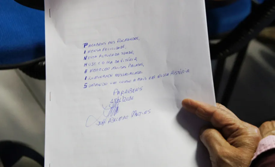oesia, emoção e risadas na entrega de certificados em Pinhais