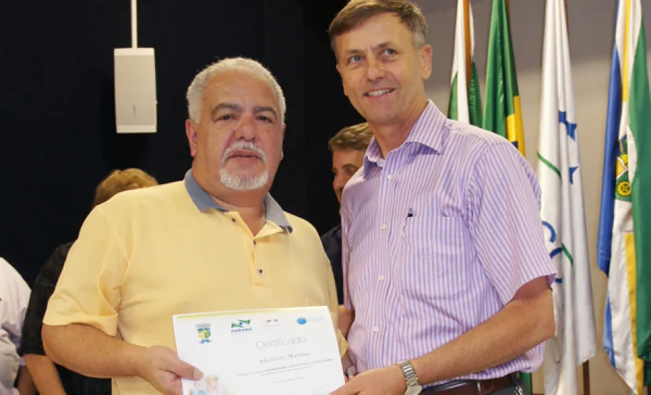 oesia, emoção e risadas na entrega de certificados em Pinhais
