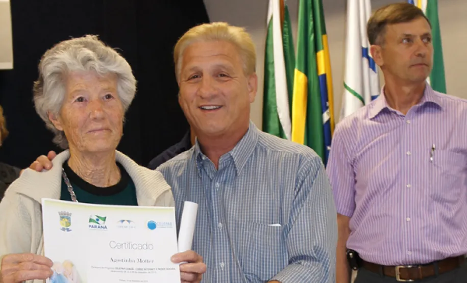 Poesia, emoção e risadas na entrega de certificados em Pinhais