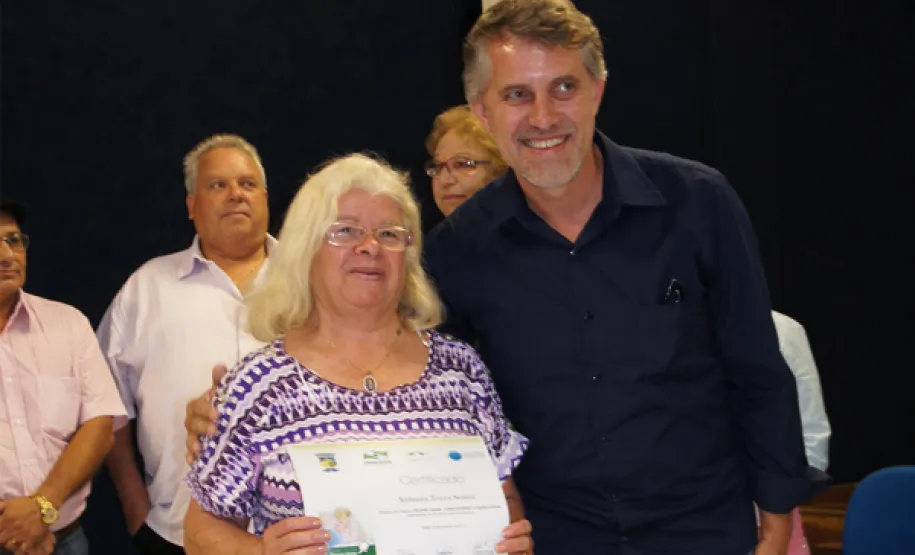 oesia, emoção e risadas na entrega de certificados em Pinhais