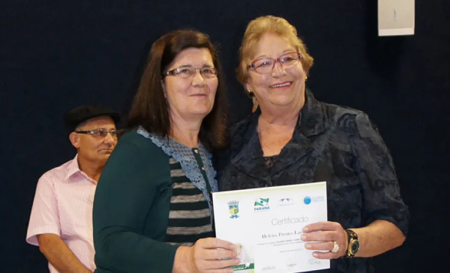 oesia, emoção e risadas na entrega de certificados em Pinhais