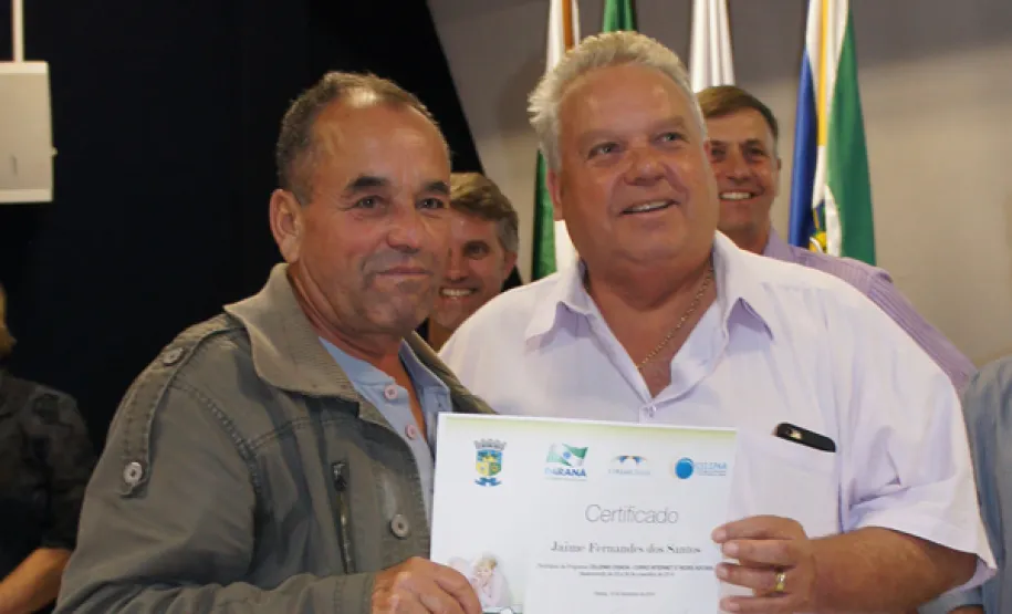 oesia, emoção e risadas na entrega de certificados em Pinhais