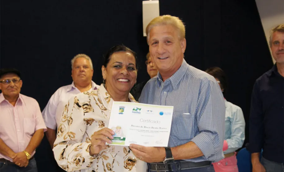 Poesia, emoção e risadas na entrega de certificados em Pinhais