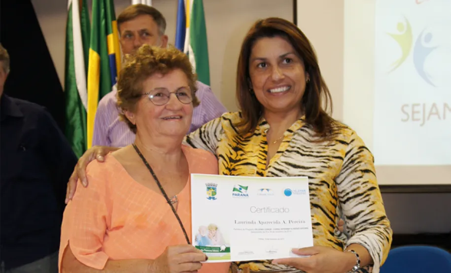 oesia, emoção e risadas na entrega de certificados em Pinhais