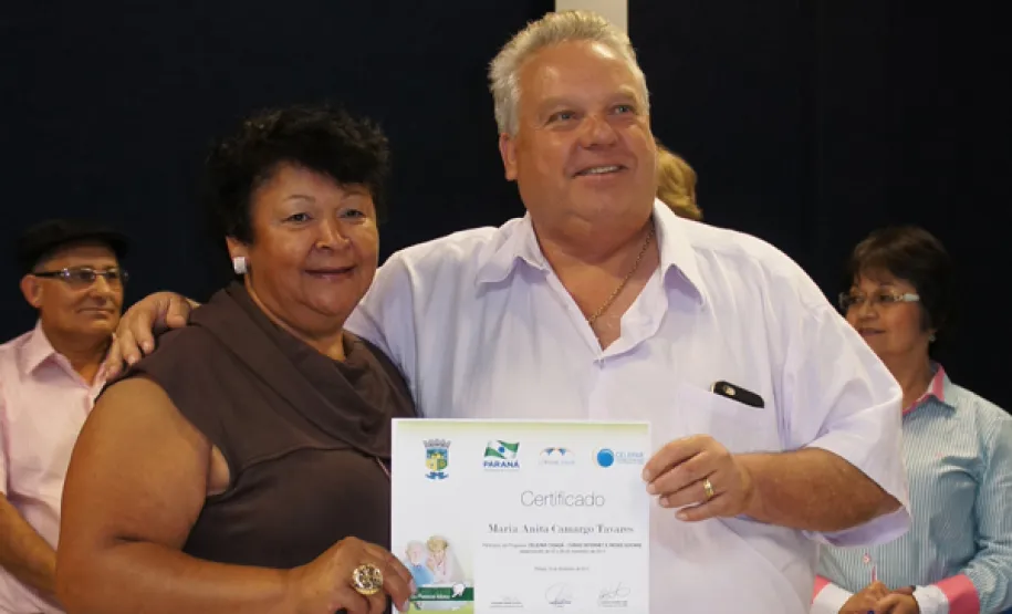 oesia, emoção e risadas na entrega de certificados em Pinhais