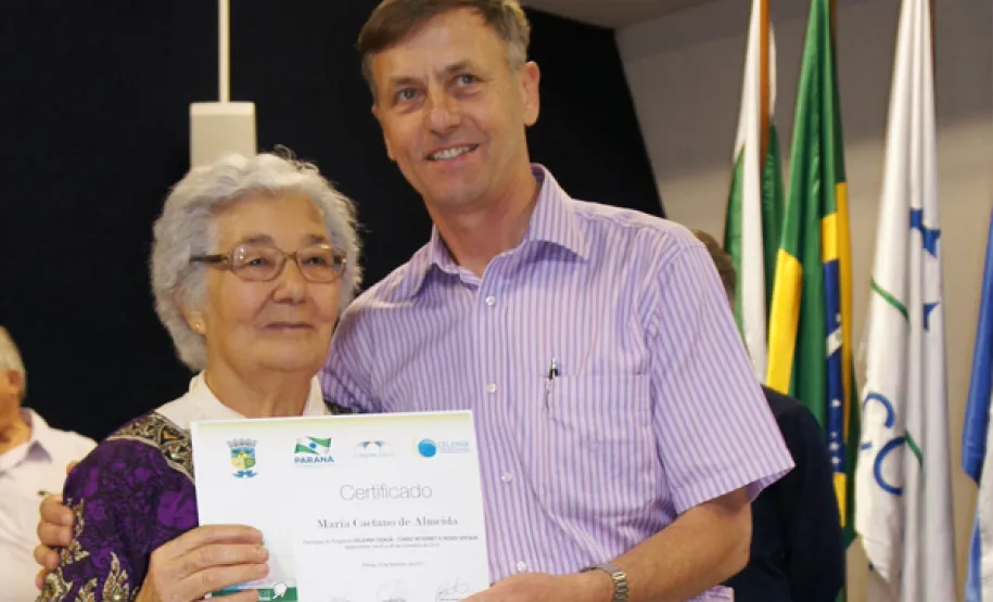 Poesia, emoção e risadas na entrega de certificados em Pinhais