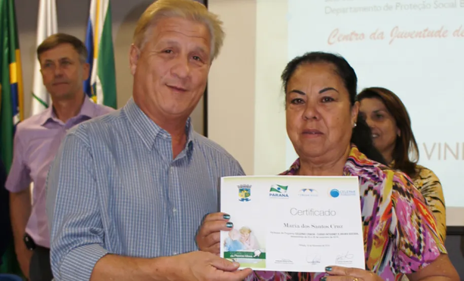 oesia, emoção e risadas na entrega de certificados em Pinhais