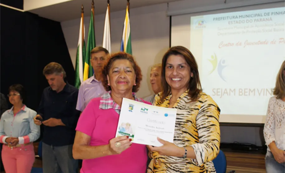 oesia, emoção e risadas na entrega de certificados em Pinhais