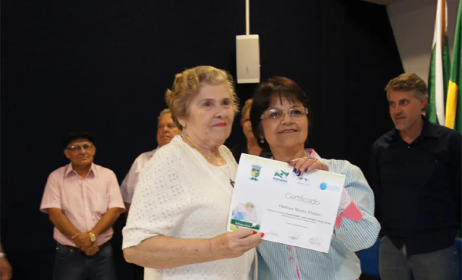 oesia, emoção e risadas na entrega de certificados em Pinhais